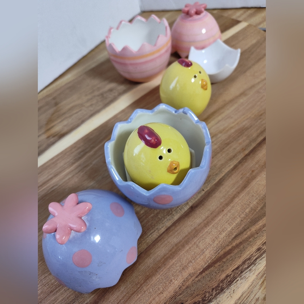 Starbucks Vintage Chicks In Eggs Salt And Pepper Shakers Excellent Condition